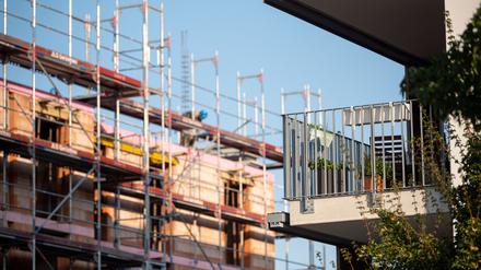 Ein Gerüst steht an der Baustelle eines Neubaus: Die Auftragslage im deutschen Wohnungsbau wird laut Ifo-Institut immer schlechter. (Archivfoto)