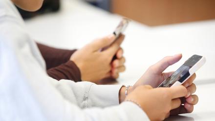 Die Nutzung privater digitaler Endgeräte im Unterricht wollen SPD und BSW für Brandenburger Grundschüler verbieten.