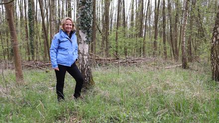 Bundesumweltministerin Steffi Lemke pflanzt eine Moorbirke in einem renaturierten Moor (Archivbild).