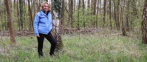 Bundesumweltministerin Steffi Lemke pflanzt eine Moorbirke in einem renaturierten Moor (Archivbild).