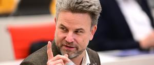Philip Zeschmann (BVB/Freie Wähler) redet während der Sitzung des Brandenburger Landtages. 