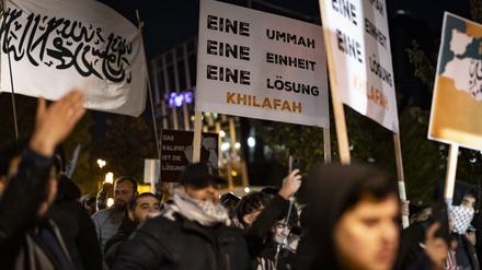 Schilder bei der Kundgebung „Gaza unter Beschuss - gemeinsam gegen das Unrecht“.