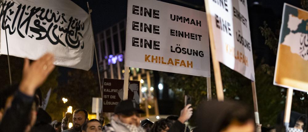 Schilder bei der Kundgebung „Gaza unter Beschuss - gemeinsam gegen das Unrecht“.