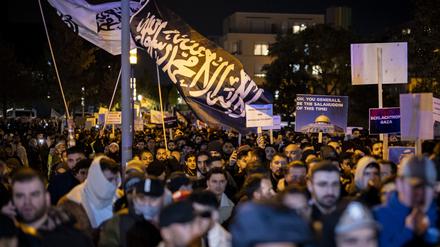 Eine Fahne mit arabischer Schrift weht bei der Kundgebung «Gaza unter Beschuss - gemeinsam gegen das Unrecht». 