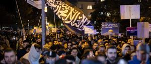 Eine Fahne mit arabischer Schrift weht bei der Kundgebung «Gaza unter Beschuss - gemeinsam gegen das Unrecht». 