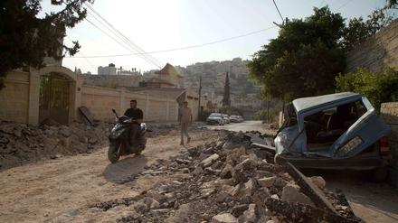 Palästinenser inspizieren die Zerstörung eines Gebiets nach schweren Zusammenstößen während einer israelischen Razzia im Flüchtlingslager Dschenin im Westjordanland am 1. November 2023. 