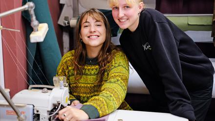 Alizée Z. und Amelie K. lernen Raumausstatterin.