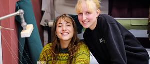 Alizée Z. und Amelie K. lernen Raumausstatterin.