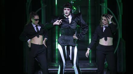 Auch die US-amerikansiche Queen Daya Betty nahm an der Show teil, deren Handlung an Matrix angelehnt war. 