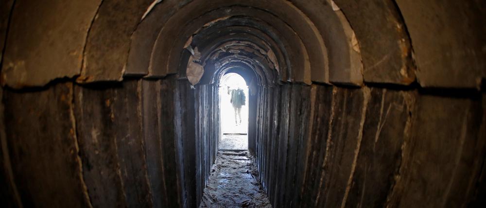 Eine Gesamtansicht zeigt das Innere eines nach Angaben des israelischen Militärs grenzüberschreitenden Angriffstunnels, der von Gaza nach Israel gegraben wurde.