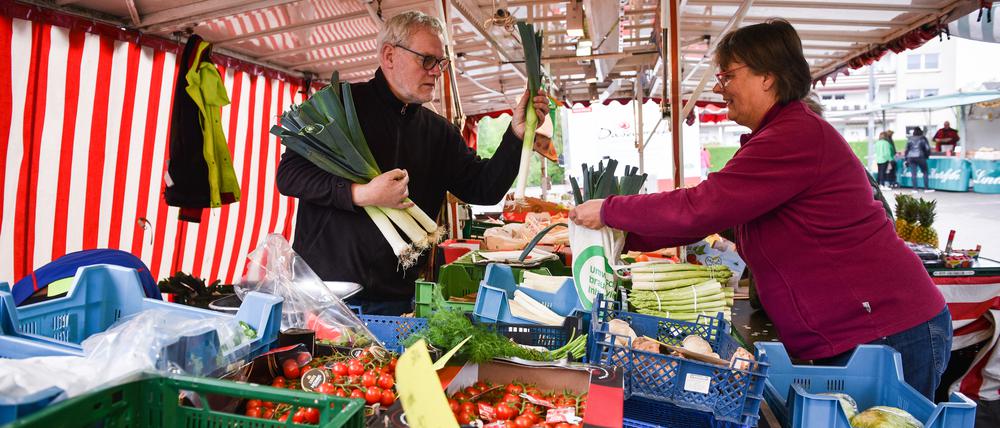 Marktcheck Ueberruhr *** NUR FUeR REDAKTIONELLE ZWECKE *** EDITORIAL USE ONLY ***<p>Dieter Tischmann am Wochenmarkt am Freitag, 28. April 2023 in Essen-Ueberruhr. Marktcheck in Ueberruhr. Deutschland NRW Essen Copyright: SocratesxTassos *** Market check Ueberruhr FOR EDITORIAL PURPOSES ONLY EDITORIAL USE ONLY p Dieter Tischmann at the weekly market on Friday, April 28, 2023 in Essen Ueberruhr Market check in Ueberruhr Germany NRW Essen Copyright SocratesxTassos Copyright: SocratesxTassos doc7pzxoiwgihx3f2u545a ,EDITORIAL USE ONLY