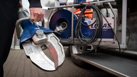 Ein Feuerwehrmann hält eine hydraulische Schere in der Hand. Bei Einbrüchen in Feuerwachen wird auch immer wieder schweres Gerät gestohlen. 