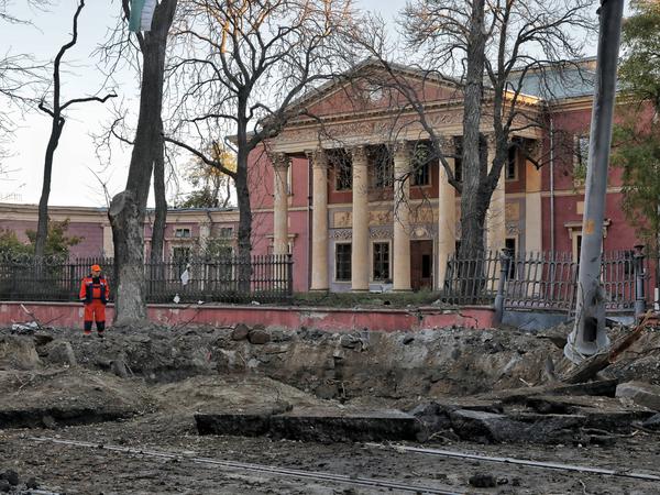 Ein Krater einer Rakete vor dem Kunstmuseum in Odessa.