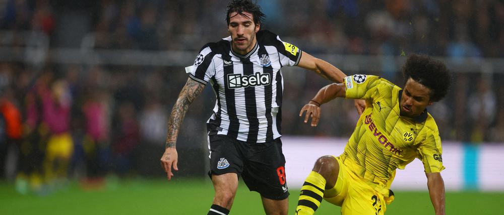 Da lief es für den BVB. Das Hinspiel gewannen Karim Adeyemi (r.) und Dortmund in Newcastle 1:0.