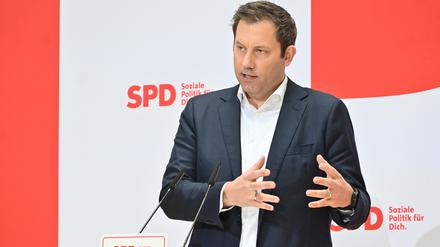 Die SPD und ihr Bundesvorsitzender Lars Klingbeil plant eine temporäre Krisenabgabe. 
