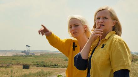 Marita (Johanna Gastdorf, r.) und Natalie (Merle Wasmuth) im Abbaugebiet.