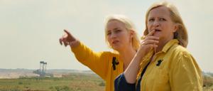 Marita (Johanna Gastdorf, r.) und Natalie (Merle Wasmuth) im Abbaugebiet.