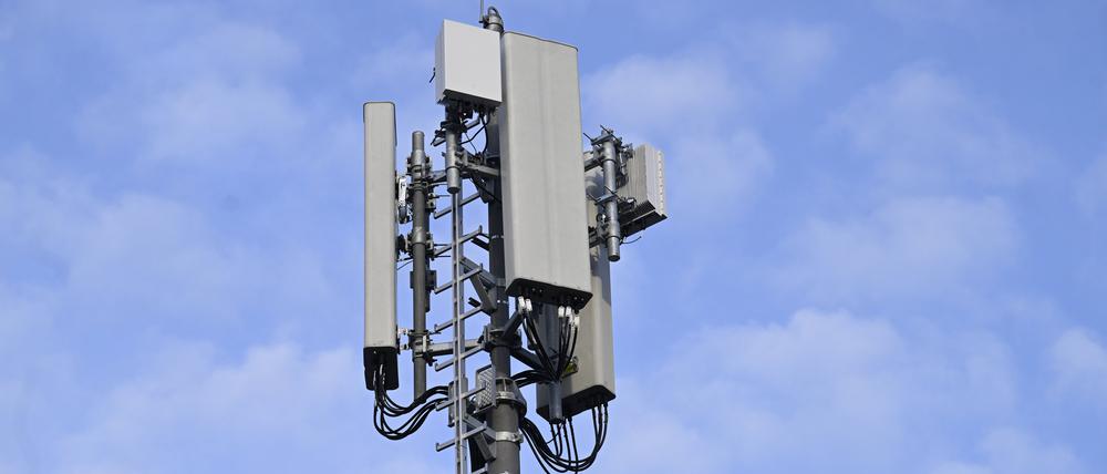 Ein neuer 5G-Mobilfunkmast. Ein ähnlicher Mast steht nun an der A1 im Saarland, um dort die Abdeckung an der Autobahn zu verbessern.