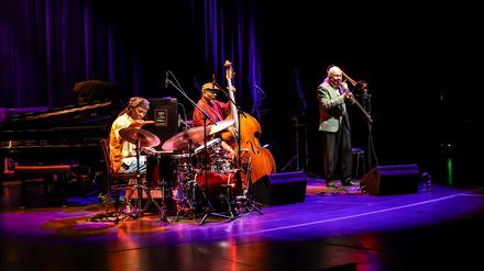 Improvisierendes Traumtrio. Hamid Drake, William Parker, Conny Bauer (von links).