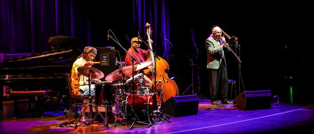 Improvisierendes Traumtrio. Hamid Drake, William Parker, Conny Bauer (von links).