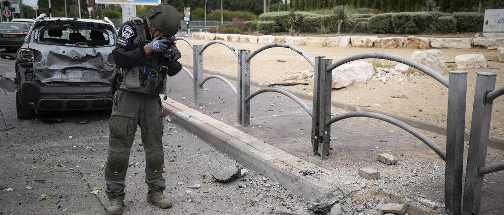Ein israelischer Soldat an der Stelle eines Raketeneinschlags in Aschkelon.