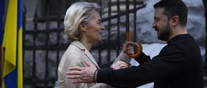 Der ukrainische Präsident Wolodymyr Selenskyj empfängt EU-Kommissionspräsidentin Ursula von der Leyen in Kiew.
