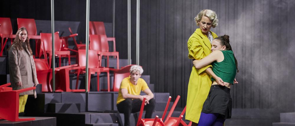ANTIGONE
Bearbeitung: John von Düffel nach Sophokles, Euripides, Aischylos und den Stücken "Sieben gegen Theben, "Die Phönizierinnen" und "Antigone"

REGIE: Bettina Jahnke
BÜHNE: Claudia Rohner
KOSTÜME: Anne Hölzinger
MUSIKALISCHE EINRICHTUNG & CHÖRE: Tobias Dutschke
Dramaturgie: Bettina Jantzen

Auf dem Bild
Alina Wolff, Paul Wilms, Kristin Muthwill, Mascha Schneider (v.l.)

Foto: Thomas M. Jauk

Honorarfrei bei Nennung des Copyrights