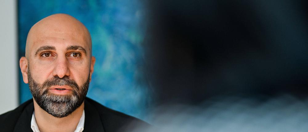 Seit über 15 Jahren berät Ahmad Mansour schwerpunktmäßig in Sachen Prävention von muslimischem Extremismus und Antisemitismus 