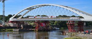 Die neue Eisenbahnbrücke über den deutsch-polnischen Grenzfluss Oder zwischen Küstrin-Kietz auf deutscher Seite und dem polnischen Kostrzyn gilt als grenzübergreifendes Symbol für das Zusammenwachsen Europas.