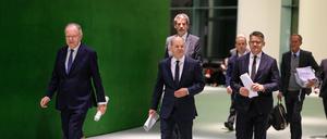 Bundeskanzler Olaf Scholz (M, SPD) kommt zusammen mit Boris Rhein (r, CDU), Ministerpräsident von Hessen, und Stephan Weil (l, SPD), Ministerpräsident von Niedersachsen, zu einer Pressekonferenz nach dem Bund-Länder-Gipfel im Bundeskanzleramt.