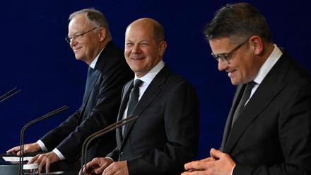 Kanzler Olaf Scholz (SPD) zwischen den Ministerpräsidenten Stephan Weil (SPD, Niedersachsen) und Boris Rhein (CDU, Hessen) 