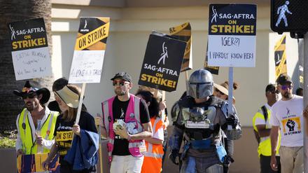 03.11.2023, USA, Los Angeles: Streikende SAG-AFTRA-Mitglieder beteiligen sich an einem Streikposten vor dem Studio von Paramount Pictures in Los Angeles. 