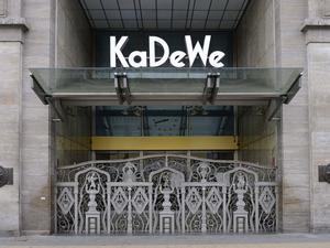 Eingangsbereich des KaDeWe, Kaufhaus des Westens, Berlin, Deutschland, Europa, ÖffentlicherGrund, Europa *** Entrance area of the KaDeWe Kaufhaus des Westens Berlin Germany Europe PublicGrund Europe Copyright: imageBROKER/IngoxSchulz iblisb02212694.jpg Bitte beachten Sie die gesetzlichen Bestimmungen des deutschen Urheberrechtes hinsichtlich der Namensnennung des Fotografen im direkten Umfeld der Veröffentlichung!