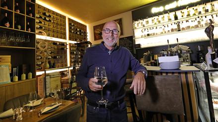 Weinbar "Pino and friends", Luisenplatz Potsdam, Inhaber und Gastgeber, Pino Riolo