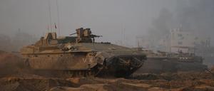 Israeli soldiers and military vehicles take position inside the Gaza Strip, amid the ongoing ground operation of the Israeli army against Palestinian Islamist group Hamas, according to the Israeli Defense Forces (IDF), in this handout picture obtained by Reuters on November 7, 2023. Israeli Defense Forces/Handout via REUTERS THIS IMAGE HAS BEEN SUPPLIED BY A THIRD PARTY
