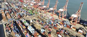 Containerterminal des Hafens Lianyungang in China. Im dritten Quartal war Chinas Wirtschaft nach offiziellen Angaben um 4,9 Prozent gewachsen.