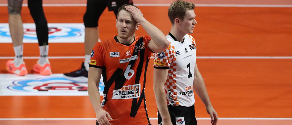 Erschöpfung macht sich angesichts der vielen Spiele breit bei Johannes Tille (l.) und Teamkollegen. 