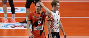Erschöpfung macht sich angesichts der vielen Spiele breit bei Johannes Tille (l.) und Teamkollegen. 