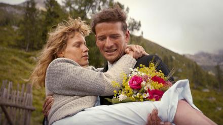 Ein kurzes Alpenglück. Andreas Egger (Stefan Gorski) bringt Marie (Julia Franz Richter) als Braut in die Berghütte. 