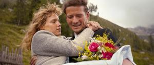 Ein kurzes Alpenglück. Andreas Egger (Stefan Gorski) bringt Marie (Julia Franz Richter) als Braut in die Berghütte. 
