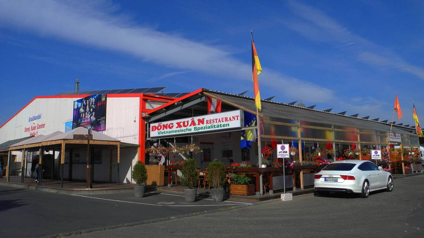 Lagerraum-war-berf-llt-Berliner-Polizei-und-Zoll-beschlagnahmen-Hunderte-Kilo-Pyrotechnik-im-Dong-Xuan-Center