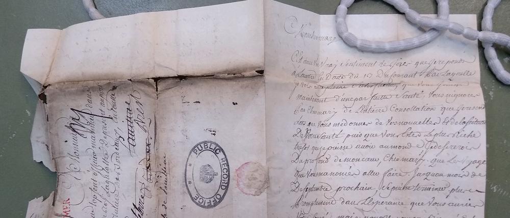 Ungelesene Briefe, die während eines Krieges zwischen Großbritannien und Frankreich im 18. Jahrhundert an französische Seeleute geschrieben wurden, sind endlich geöffnet und untersucht worden – nachdem sie mehr als 250 Jahre lang verstaubt waren.
