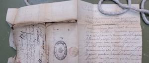 Ungelesene Briefe, die während eines Krieges zwischen Großbritannien und Frankreich im 18. Jahrhundert an französische Seeleute geschrieben wurden, sind endlich geöffnet und untersucht worden – nachdem sie mehr als 250 Jahre lang verstaubt waren. 