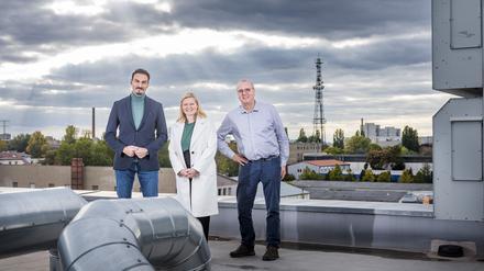 Die Drei von der Herzbergstraße: Burhan Cetinkaya, Lieter der Wirtschaftsförderung Lichtenberg (l.), KleRo-Geschäftsführer Holger Klempnow und Diana von Lützau von der Hotelbau-Firma DSH. 