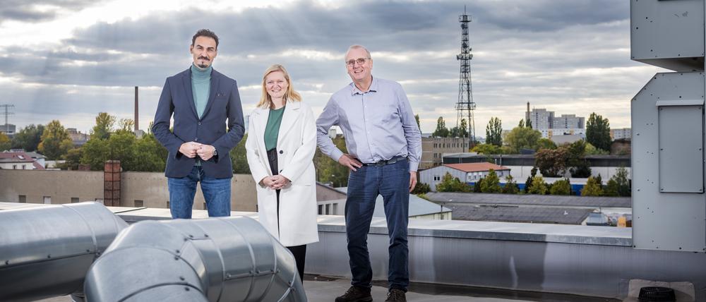 Die Drei von der Herzbergstraße: Burhan Cetinkaya, Lieter der Wirtschaftsförderung Lichtenberg (l.), KleRo-Geschäftsführer Holger Klempnow und Diana von Lützau von der Hotelbau-Firma DSH. 