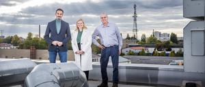 Die Drei von der Herzbergstraße: Burhan Cetinkaya, Lieter der Wirtschaftsförderung Lichtenberg (l.), KleRo-Geschäftsführer Holger Klempnow und Diana von Lützau von der Hotelbau-Firma DSH. 