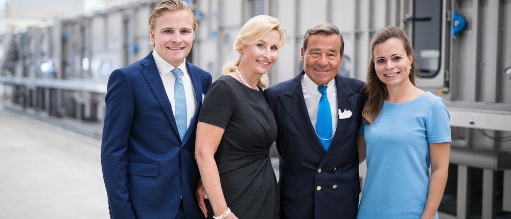 Wolfgang Grupp (3.v.l.), Geschäftsführer des Textilunternehmens Trigema, steht zusammen mit seiner Frau Elisabeth (2.v.l.) und seinen Kindern Wolfang Grupp Junior (l) und Bonita Grupp in der Produktion vor einer Wasch- und Bleichanlage.