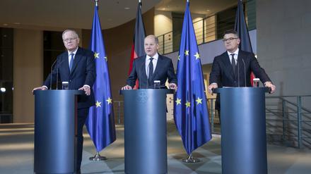 Olaf Scholz (m) mit Stephan Weil (li.) und Boris Rhein (re.): Uneinigkeit bei den Ministerpräsidenten