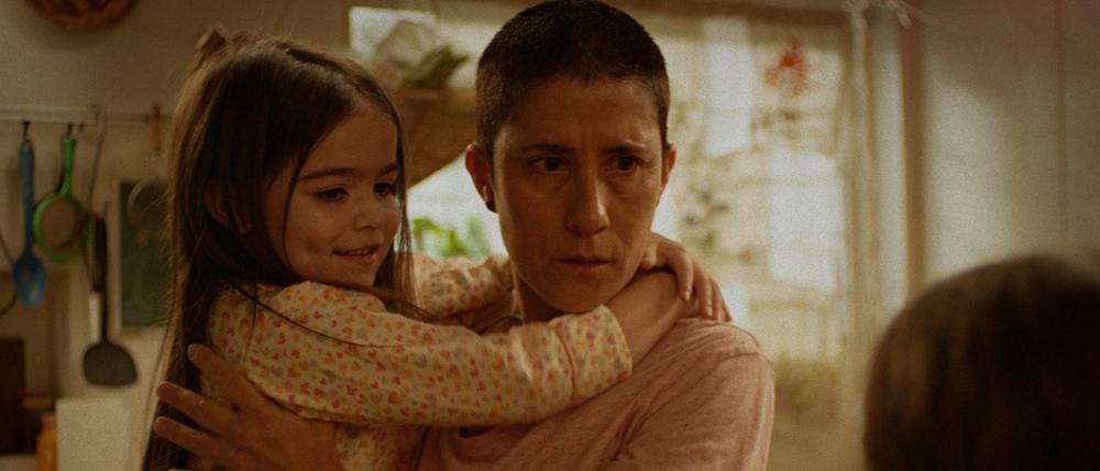 Die Vorbereitungen zur Geburtstagsfeier laufen: Nur und ihre Tochter