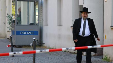 Ein Mitglied der jüdischen Gemeinde am Tatort eines Brandanschlags auf eine Synagoge in Berlin.